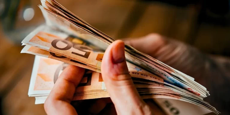 Empresa multada por adicionar funcionária no WhatsApp