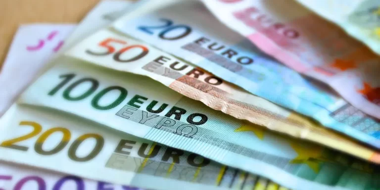 Euro atinge maior valor em 4 anos