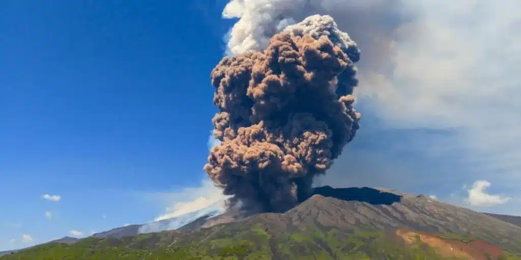 Vulcão Etna entra em erupção