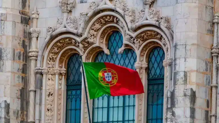 Portugal restringe imigração: Presidente promulga Lei dos Estrangeiros Portugal restringe imigração Nova lei de estrangeiro