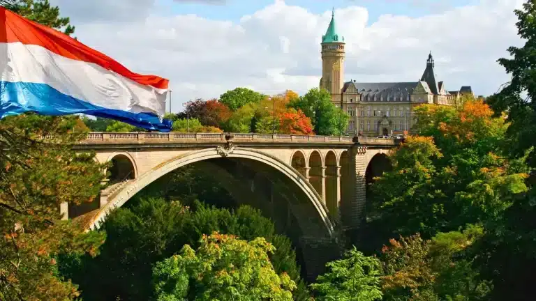 Nova fábrica em Luxemburgo abre 100 vagas em empresa belga Nova fábrica em Luxemburgo