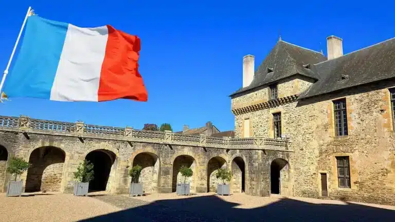 Vila francesa busca médicos de família e dentistas para trabalhar no interior da França Vila francesa busca médicos de família