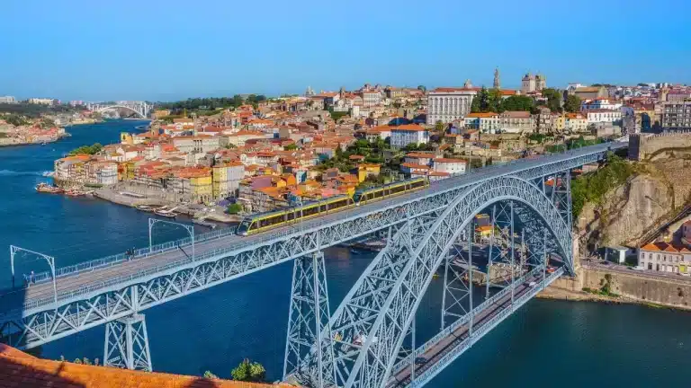 Trabalhar em Portugal: setores que mais contratam brasileiros em 2026 Trabalhar em Portugal em 2026