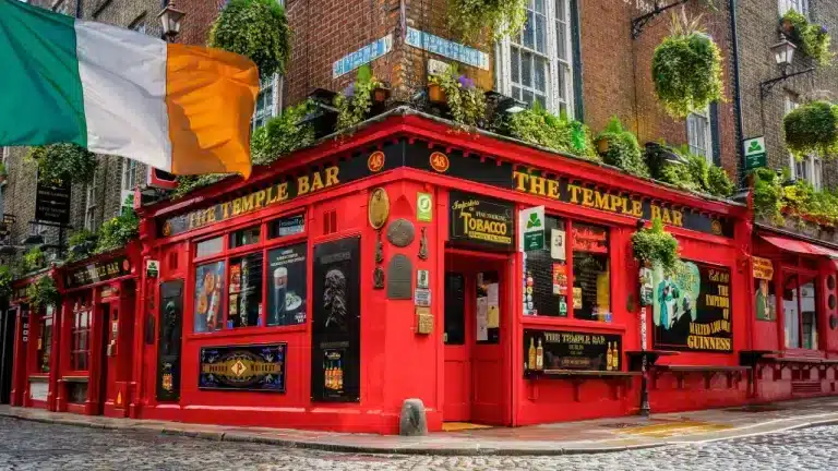 Irlanda busca quem fala português: oportunidades para estrangeiros Irlanda busca quem fala português