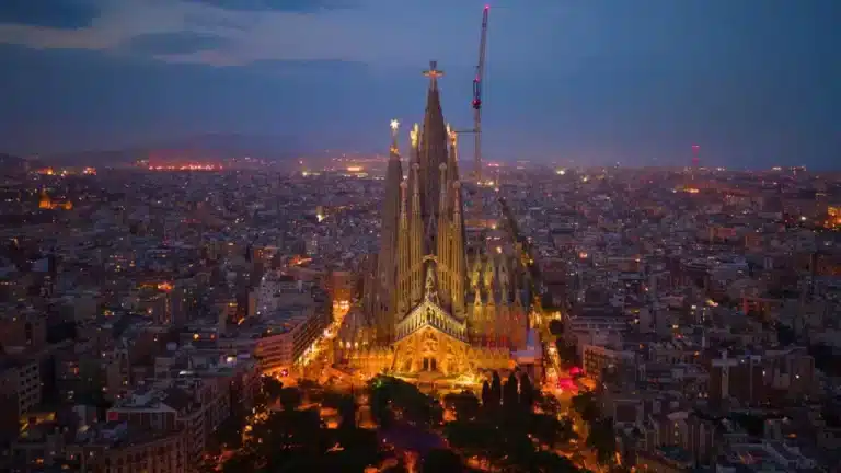 Sagrada Família de Barcelona é finalizada e se torna a igreja mais alta do mundo Sagrada Família de Barcelona