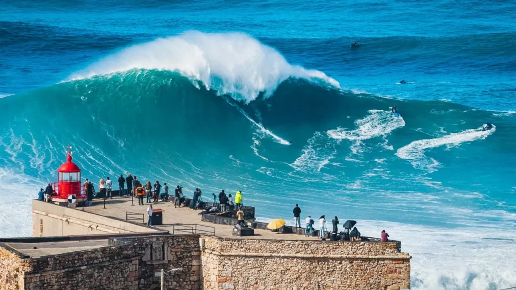 Nazaré vai cobrar taxa turística: saiba como afeta sua viagem para ver as ondas gigantes Nazaré vai cobrar taxa turística